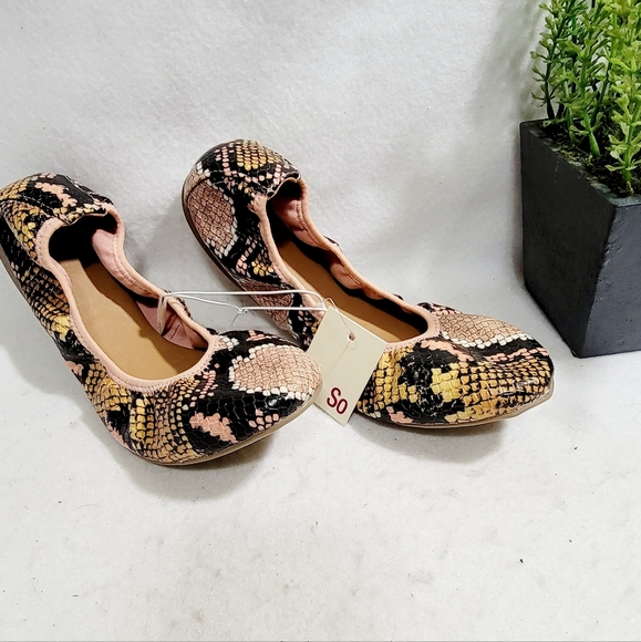 So Peach Snake Print Round Toe Casual Flats Size 8.5